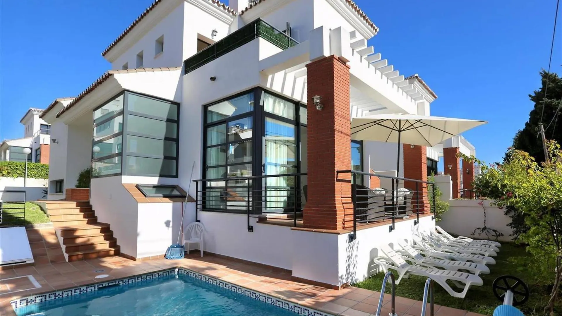 011 Bright And Spacious Villa With Private Pool location